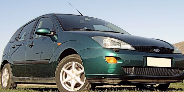 Ford Focus дойде в Съединените щати с моделната 2000 година и докато данните за продажбите му бяха невероятни, тези от шофьорите &ndash; определено лоши. Сигнали летяха за много проблеми, което го направи направо кошмар при CarComplaints . Не е за вярване, но имаше много шофьори, които просто не можеха да запалят колите си, защото ключовете им не пасваха! А дори да ставаха, пак се се получаваше понякога. Което ни връща на вица, но нали обещахме!

Имаше оплаквания относно работата на двигателя. Той просто гаснеше по време на работа. Интересното е, че 18 различни проучвания не видяха някакви причини за цитираните проблеми. Но откриха  повреди в електрическата система и с безопасността по отношение на структурата на автомобила, колелата и седалките. Бягайте от Ford Focus от 2000 г.